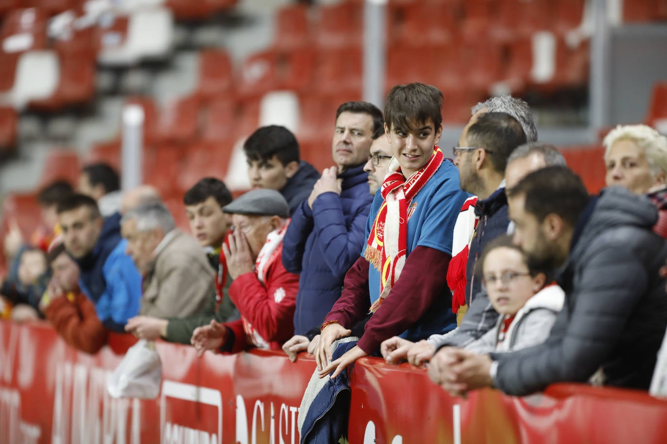 Fotos: ¿Estuviste en el Sporting - Cádiz? ¡Búscate!