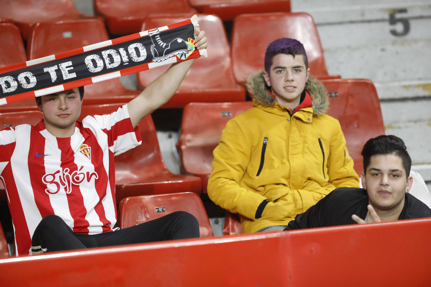 Fotos: ¿Estuviste en el Sporting - Cádiz? ¡Búscate!