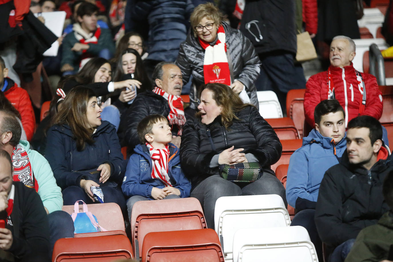 Fotos: ¿Estuviste en el Sporting - Cádiz? ¡Búscate!