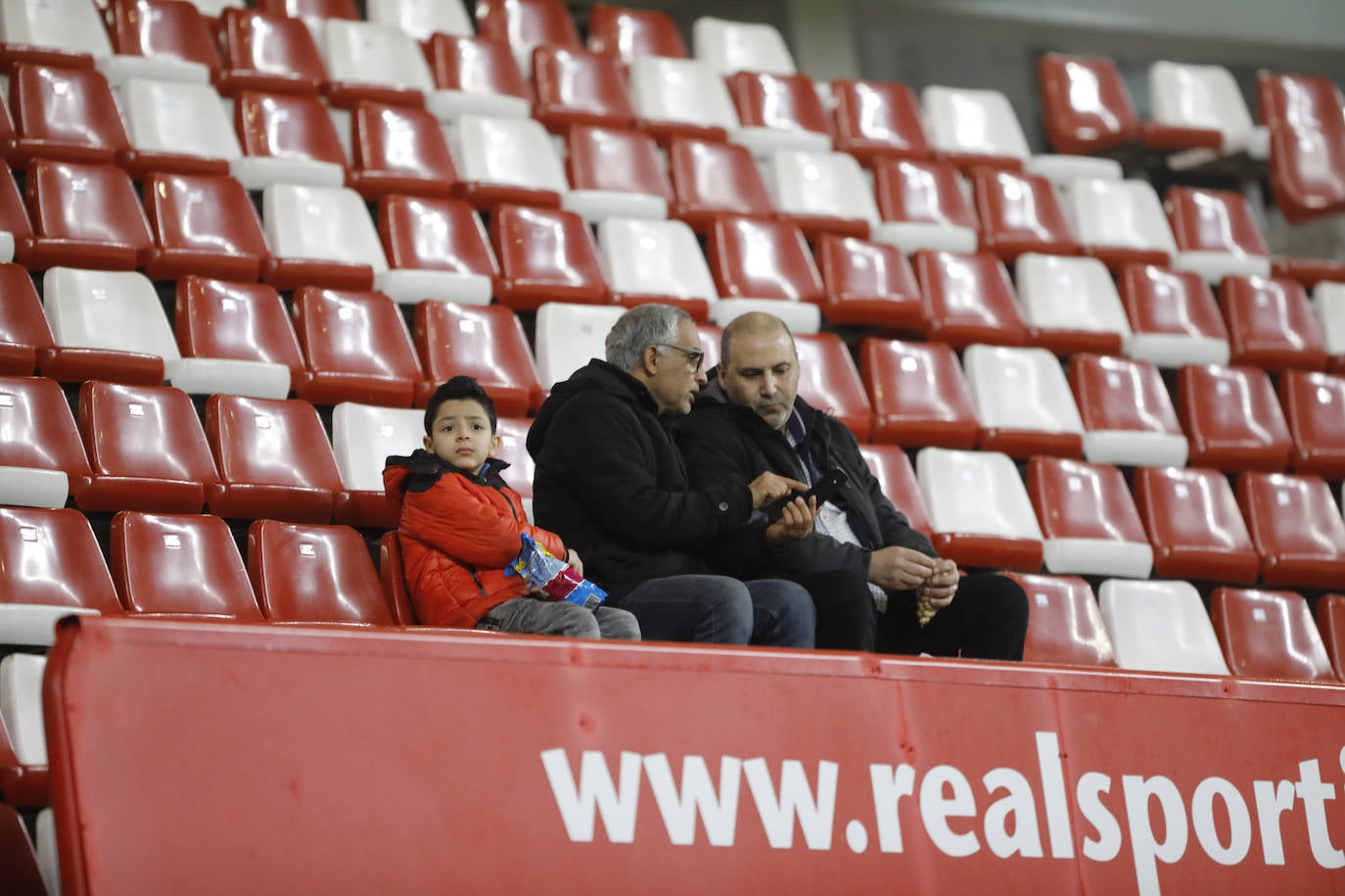 Fotos: ¿Estuviste en el Sporting - Cádiz? ¡Búscate!