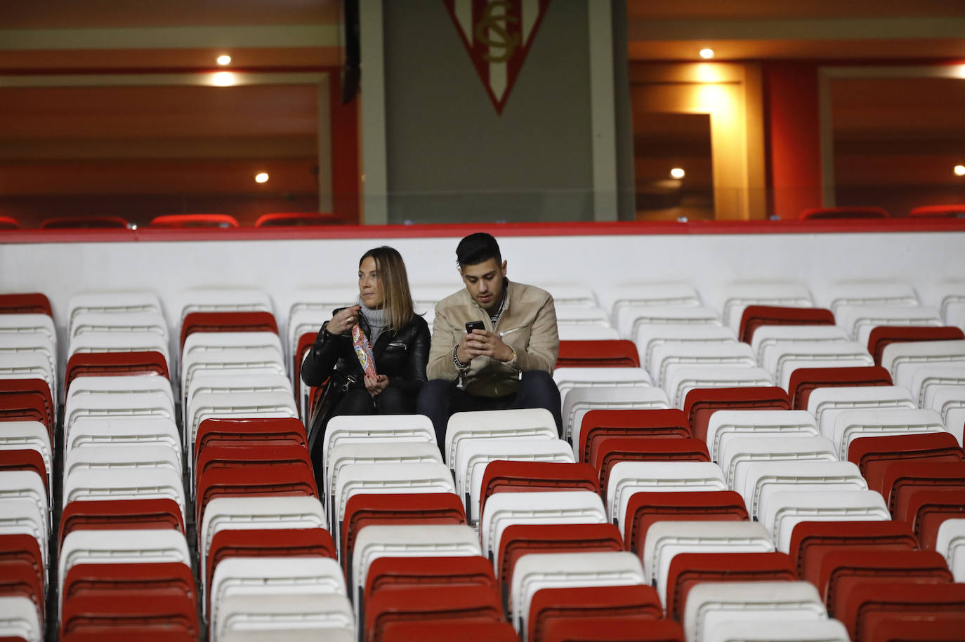 Fotos: ¿Estuviste en el Sporting - Cádiz? ¡Búscate!