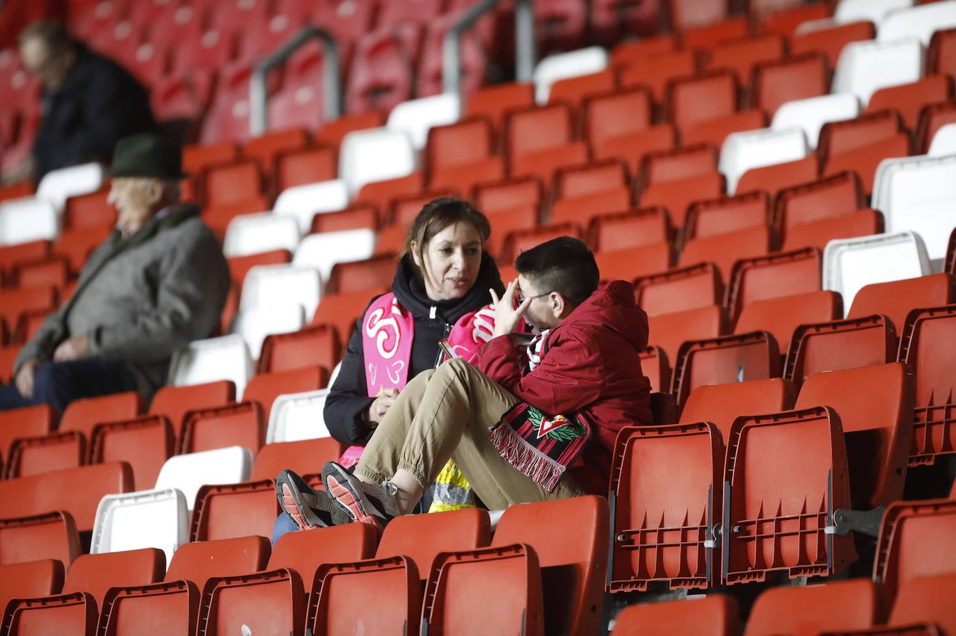 Fotos: ¿Estuviste en el Sporting - Cádiz? ¡Búscate!