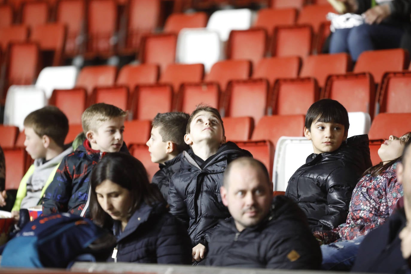 Fotos: ¿Estuviste en el Sporting - Cádiz? ¡Búscate!