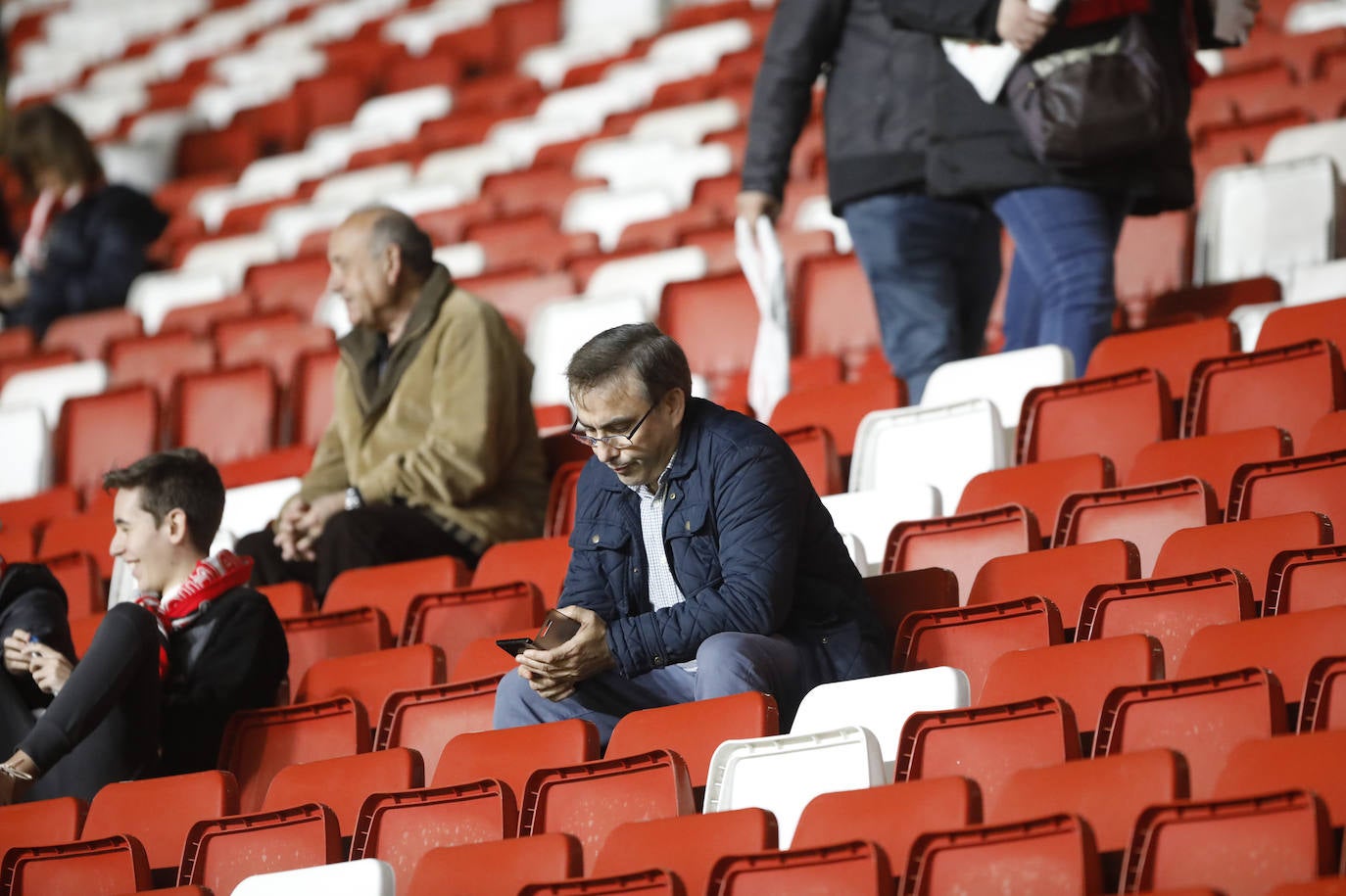 Fotos: ¿Estuviste en el Sporting - Cádiz? ¡Búscate!