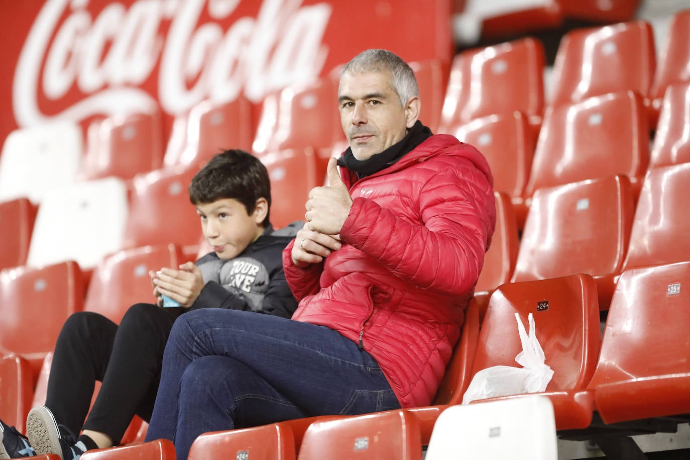 Fotos: ¿Estuviste en el Sporting - Cádiz? ¡Búscate!