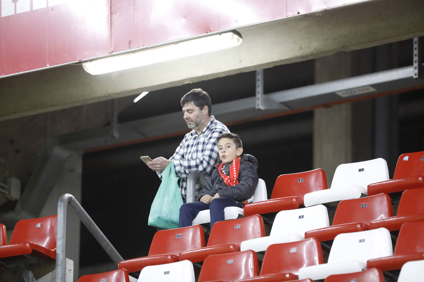 Fotos: ¿Estuviste en el Sporting - Cádiz? ¡Búscate!