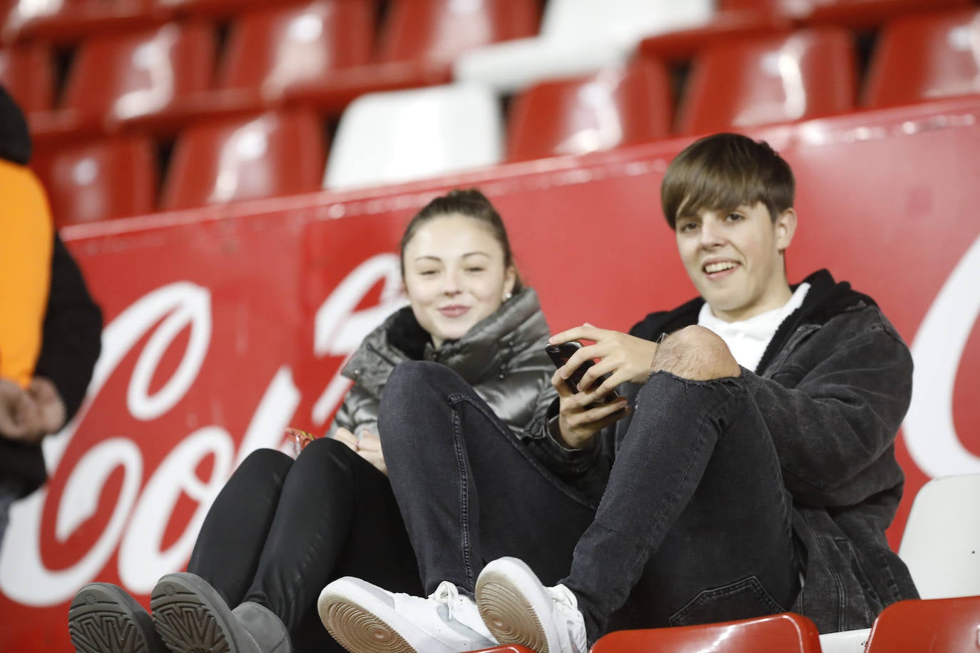 Fotos: ¿Estuviste en el Sporting - Cádiz? ¡Búscate!