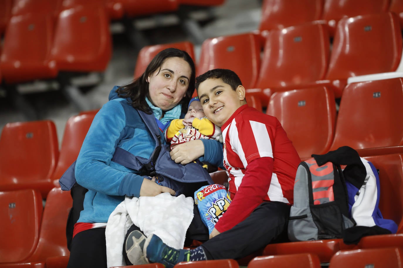 Fotos: ¿Estuviste en el Sporting - Cádiz? ¡Búscate!