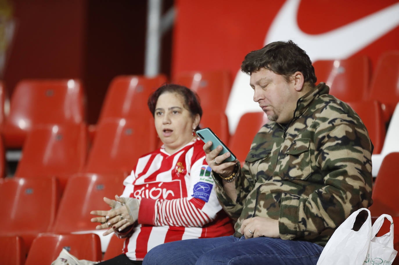 Fotos: ¿Estuviste en el Sporting - Cádiz? ¡Búscate!