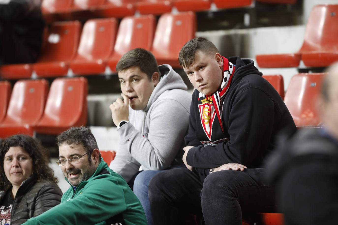 Fotos: ¿Estuviste en el Sporting - Cádiz? ¡Búscate!