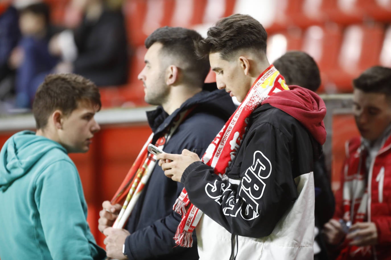 Fotos: ¿Estuviste en el Sporting - Cádiz? ¡Búscate!