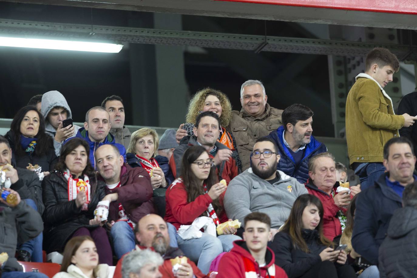 Fotos: ¿Estuviste en el Sporting - Cádiz? ¡Búscate!