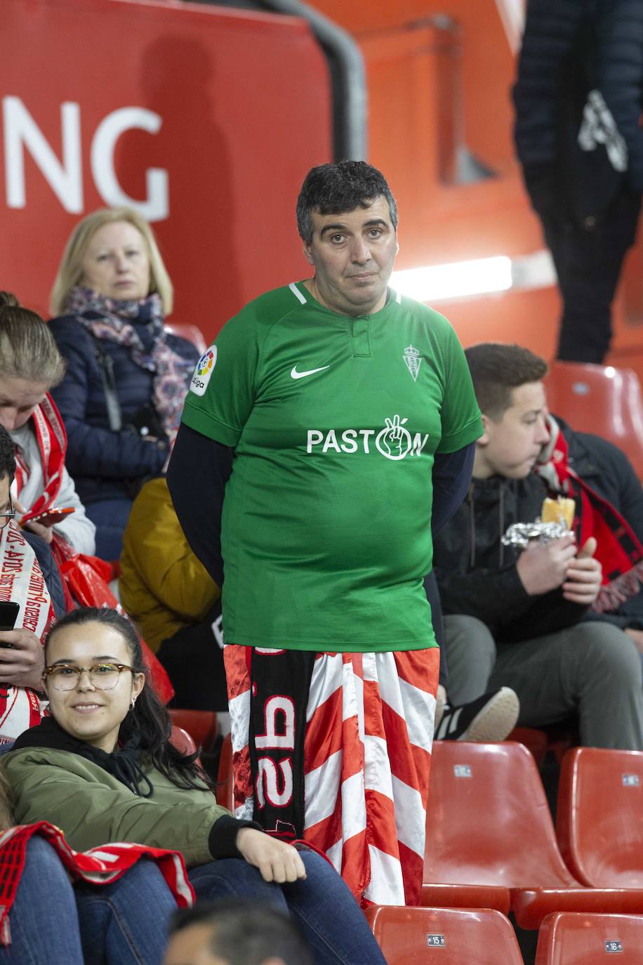 Fotos: ¿Estuviste en el Sporting - Cádiz? ¡Búscate!