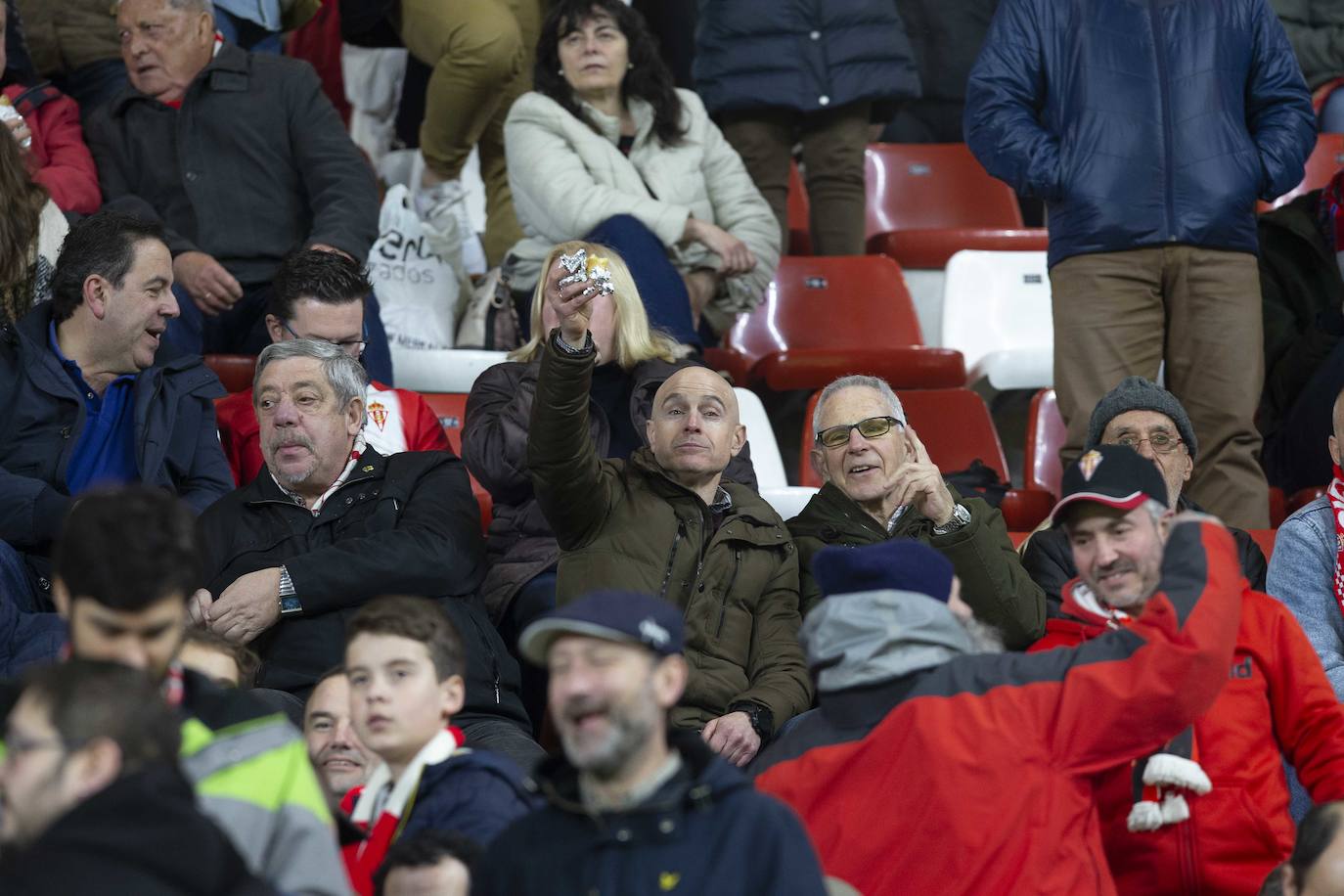 Fotos: ¿Estuviste en el Sporting - Cádiz? ¡Búscate!