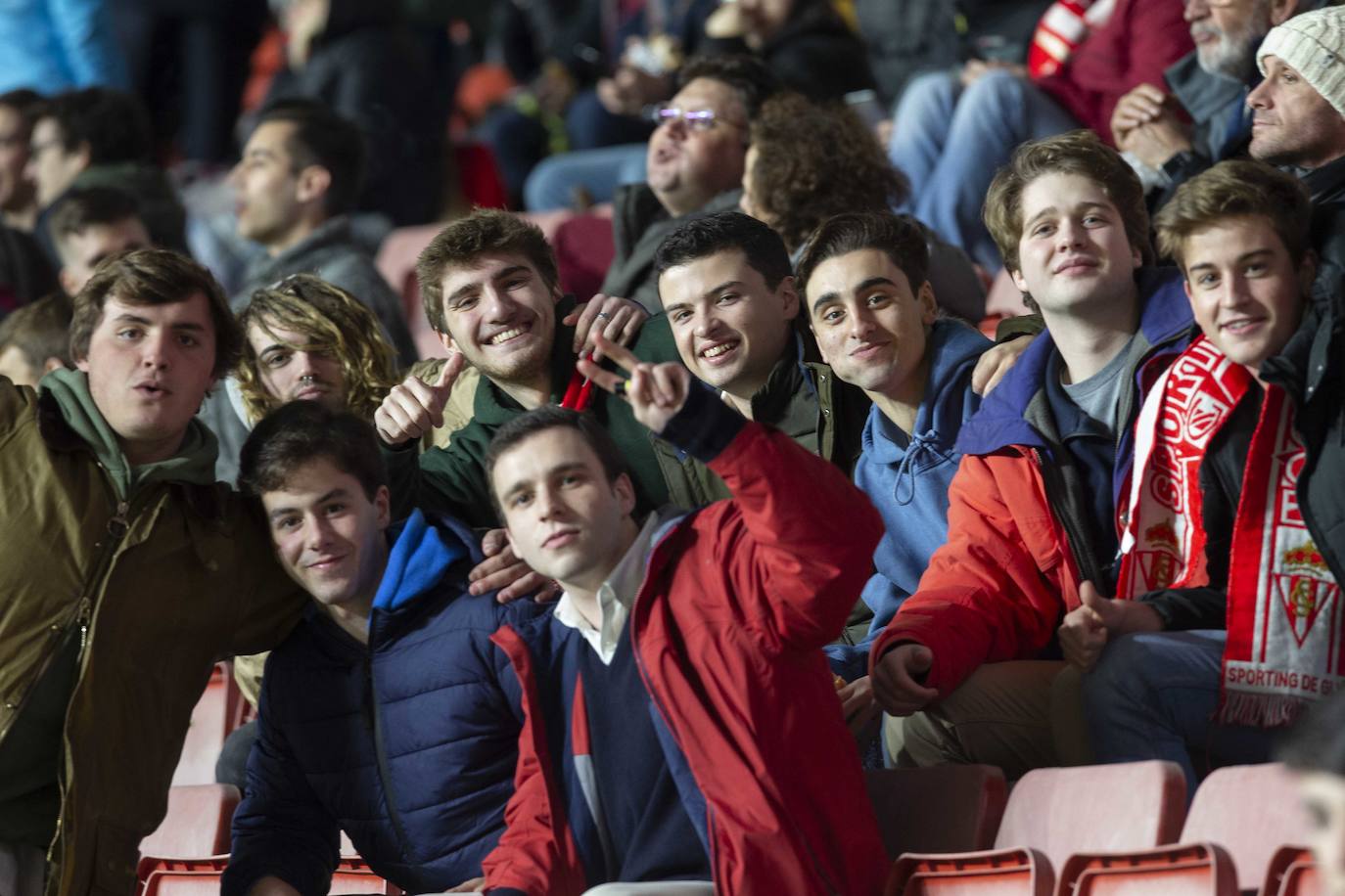 Fotos: ¿Estuviste en el Sporting - Cádiz? ¡Búscate!