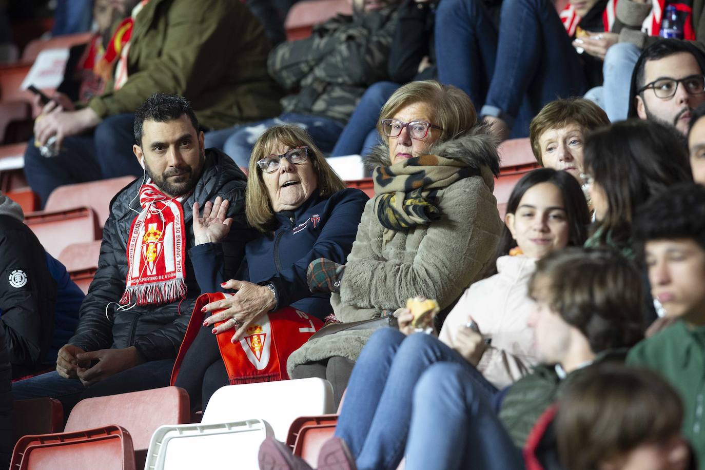 Fotos: ¿Estuviste en el Sporting - Cádiz? ¡Búscate!