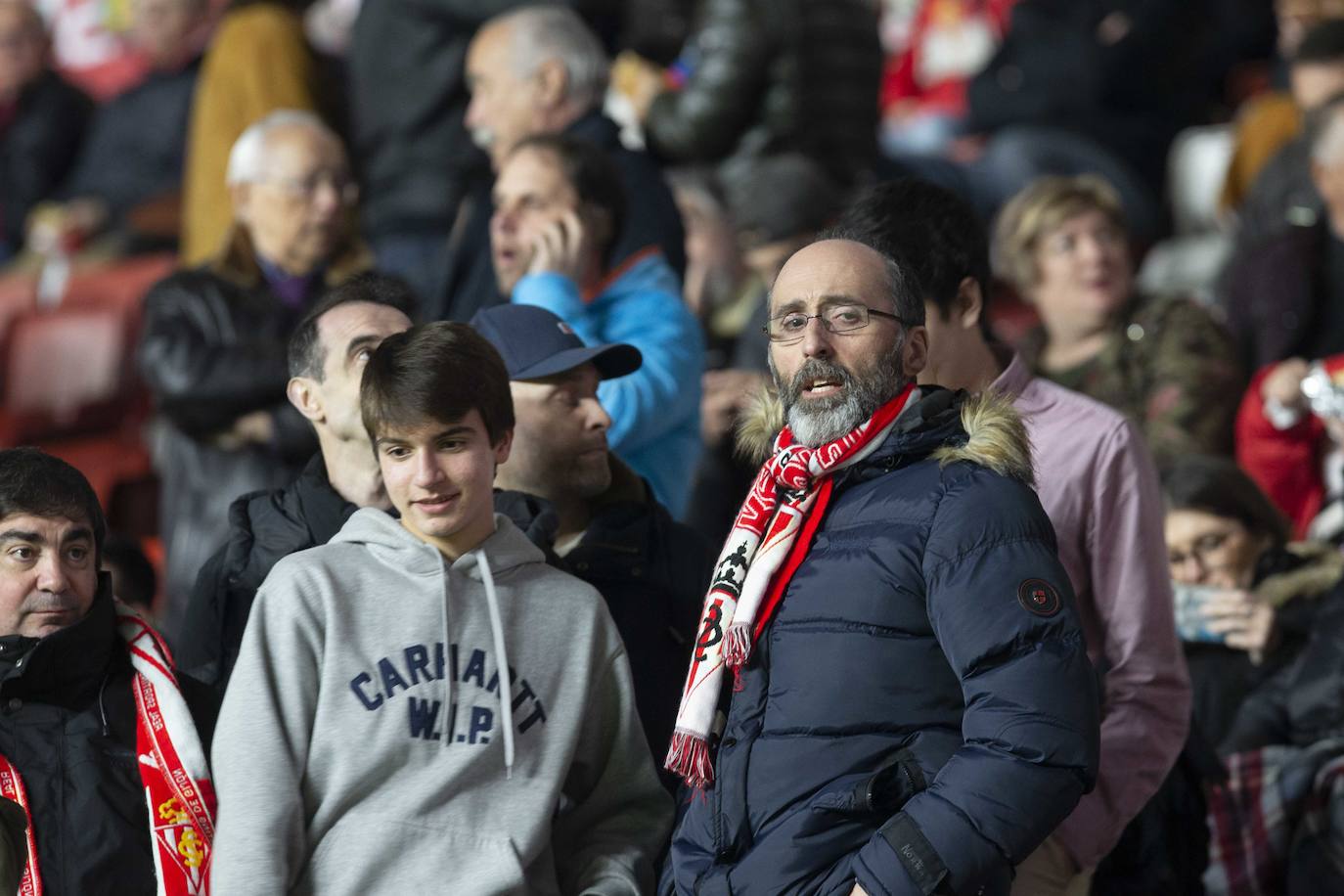 Fotos: ¿Estuviste en el Sporting - Cádiz? ¡Búscate!