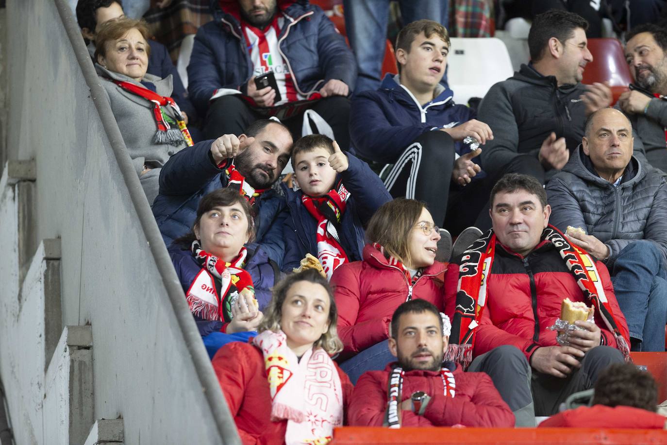 Fotos: ¿Estuviste en el Sporting - Cádiz? ¡Búscate!