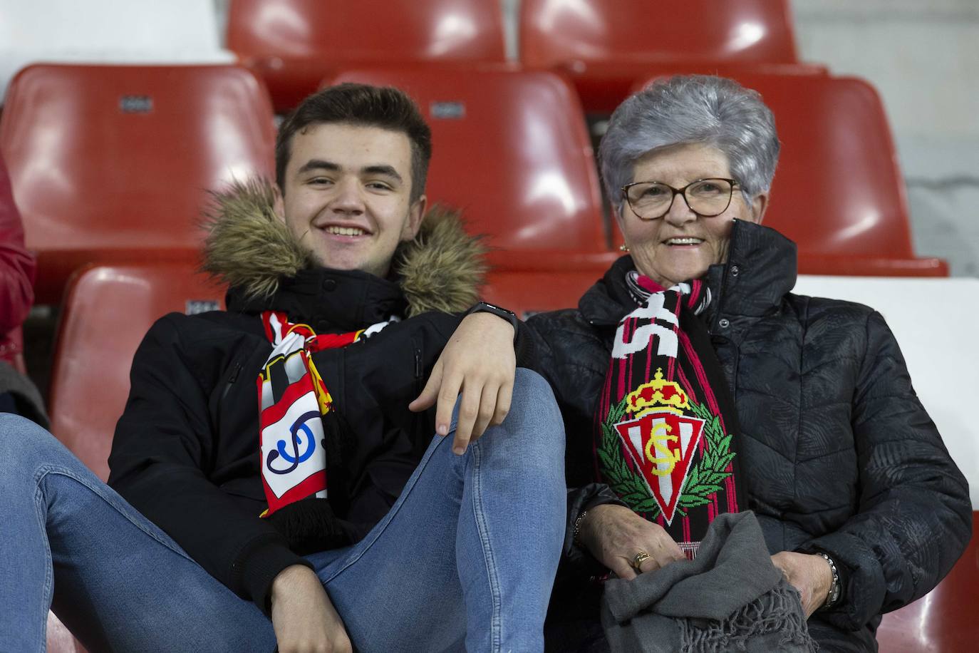 Fotos: ¿Estuviste en el Sporting - Cádiz? ¡Búscate!