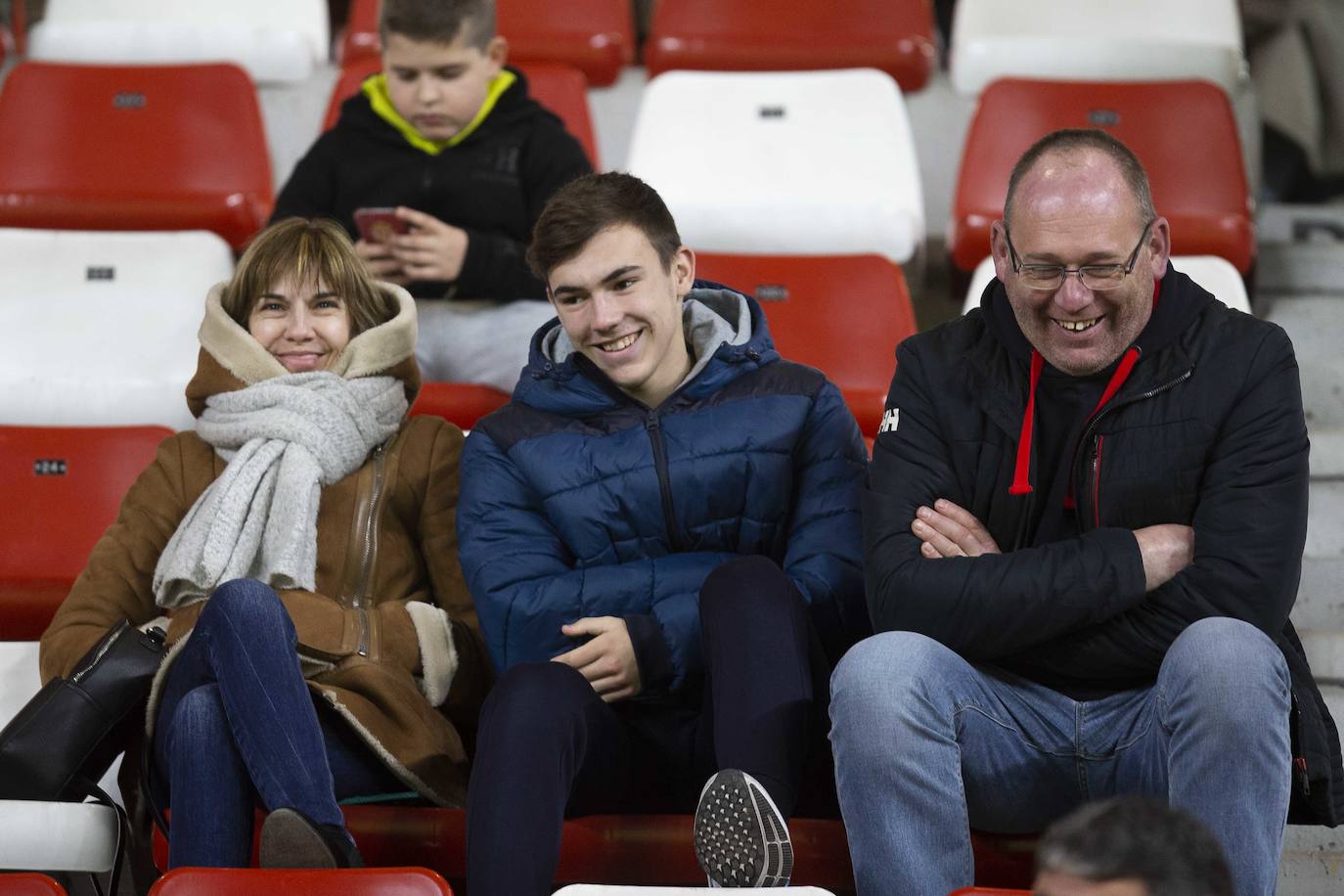 Fotos: ¿Estuviste en el Sporting - Cádiz? ¡Búscate!