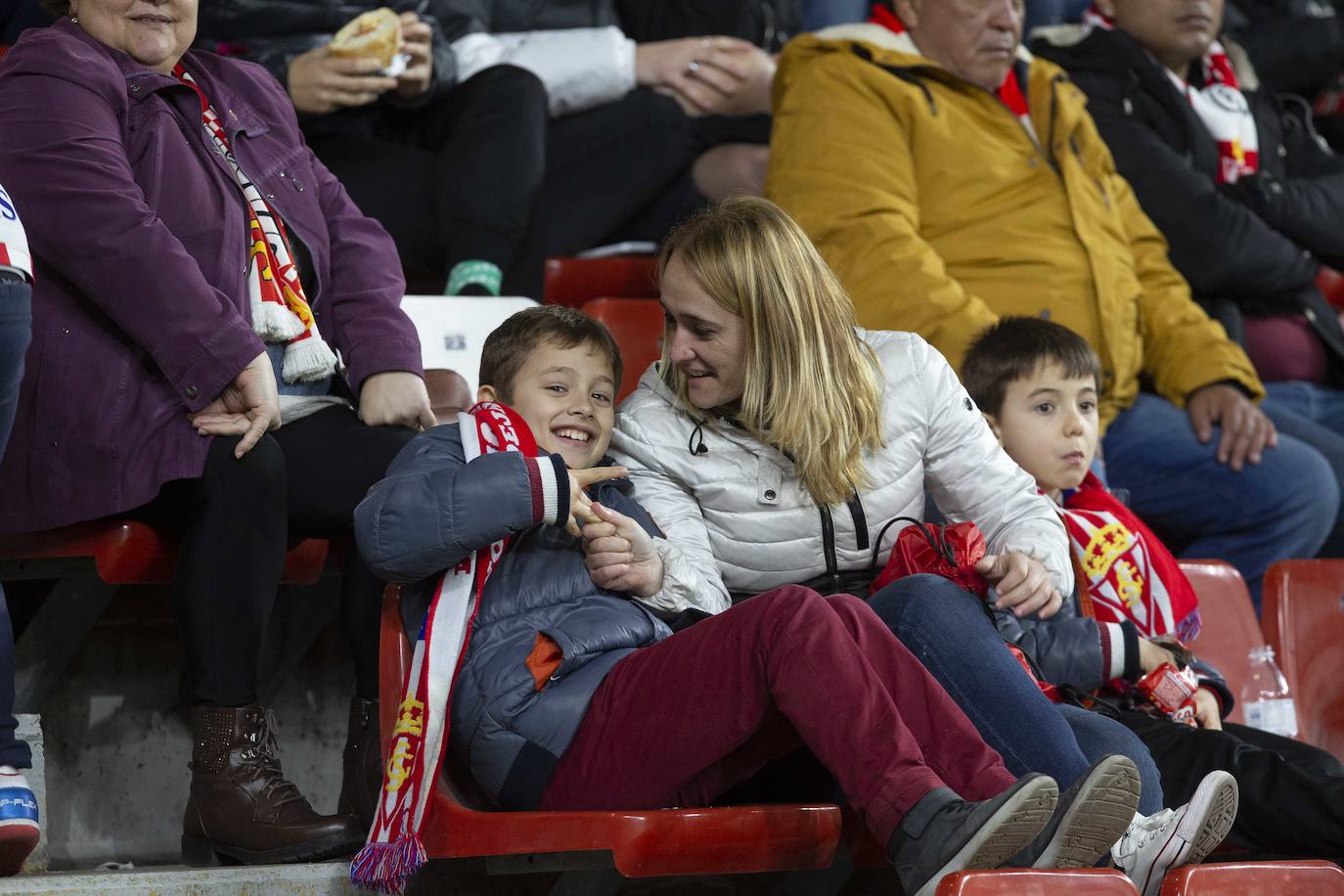 Fotos: ¿Estuviste en el Sporting - Cádiz? ¡Búscate!