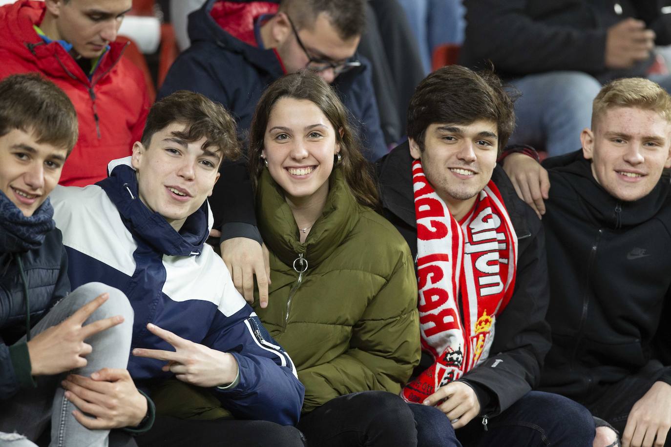 Fotos: ¿Estuviste en el Sporting - Cádiz? ¡Búscate!