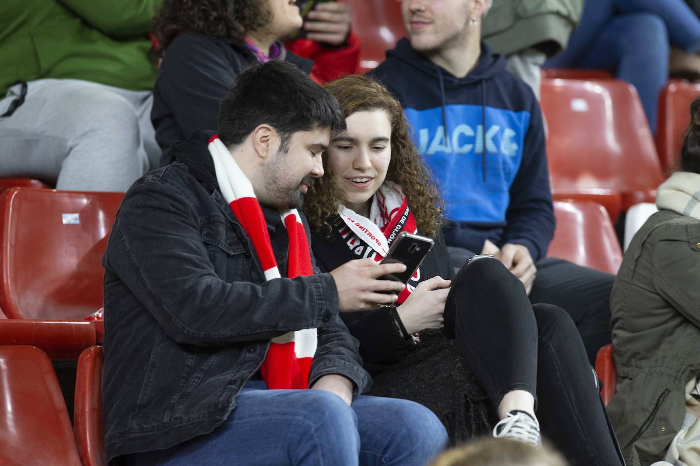 Fotos: ¿Estuviste en el Sporting - Cádiz? ¡Búscate!