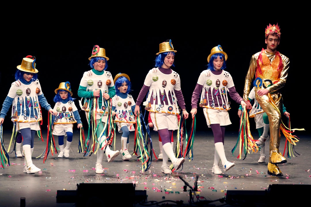 Las familias protagonistas en las calles y en el Jovellanos, donde los más pequeños fueron los reyes en el desfile infantil del carnaval gijonés.