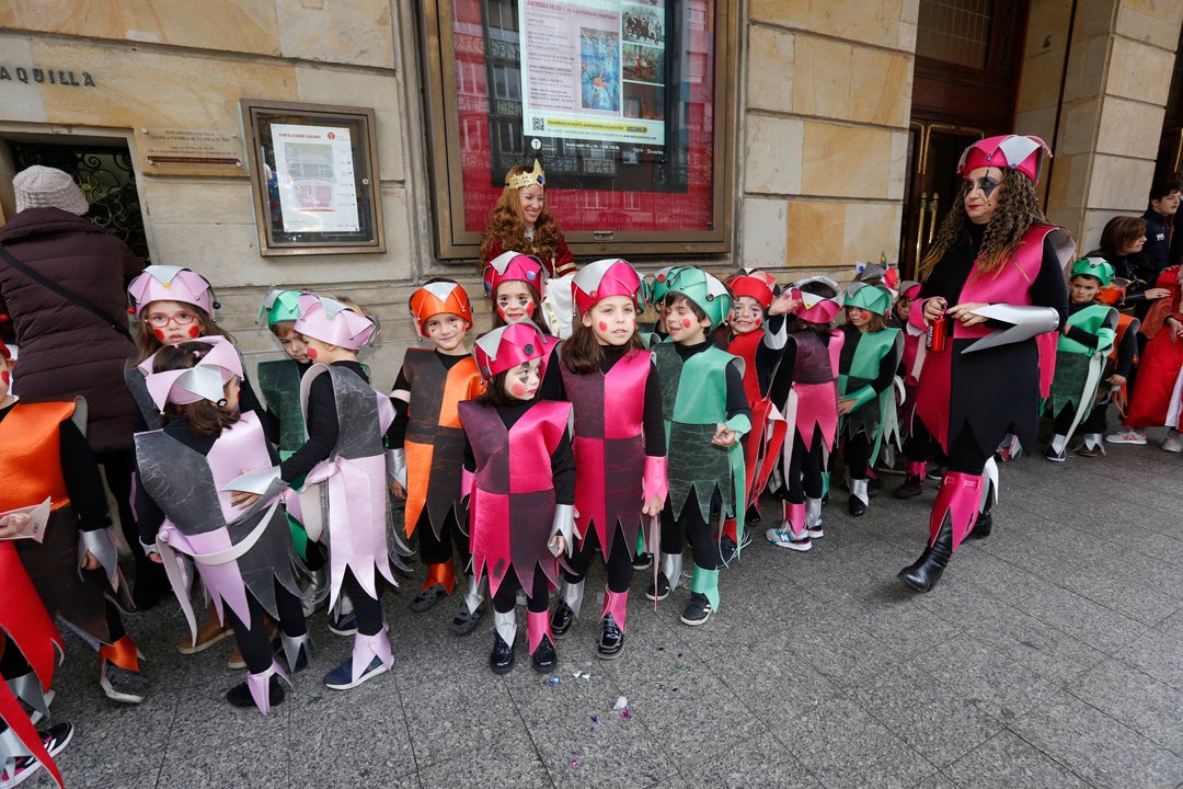 Las familias protagonistas en las calles y en el Jovellanos, donde los más pequeños fueron los reyes en el desfile infantil del carnaval gijonés.