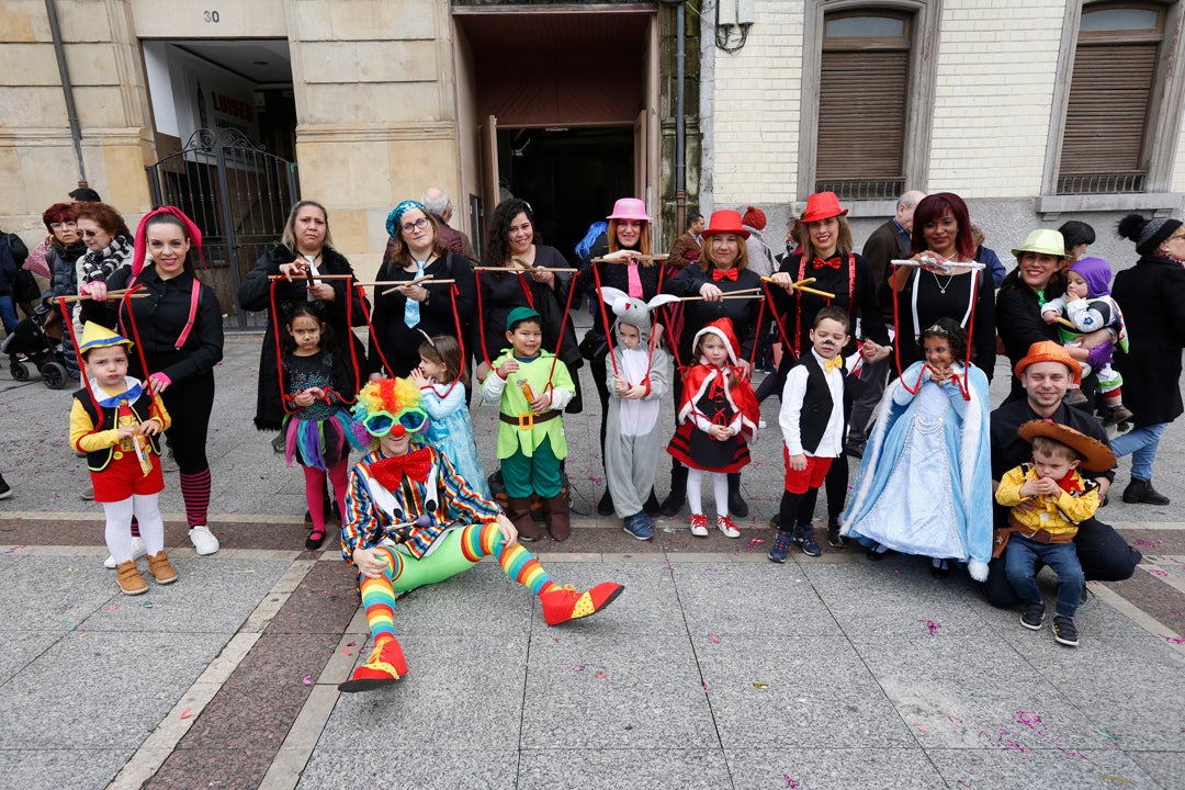 Las familias protagonistas en las calles y en el Jovellanos, donde los más pequeños fueron los reyes en el desfile infantil del carnaval gijonés.