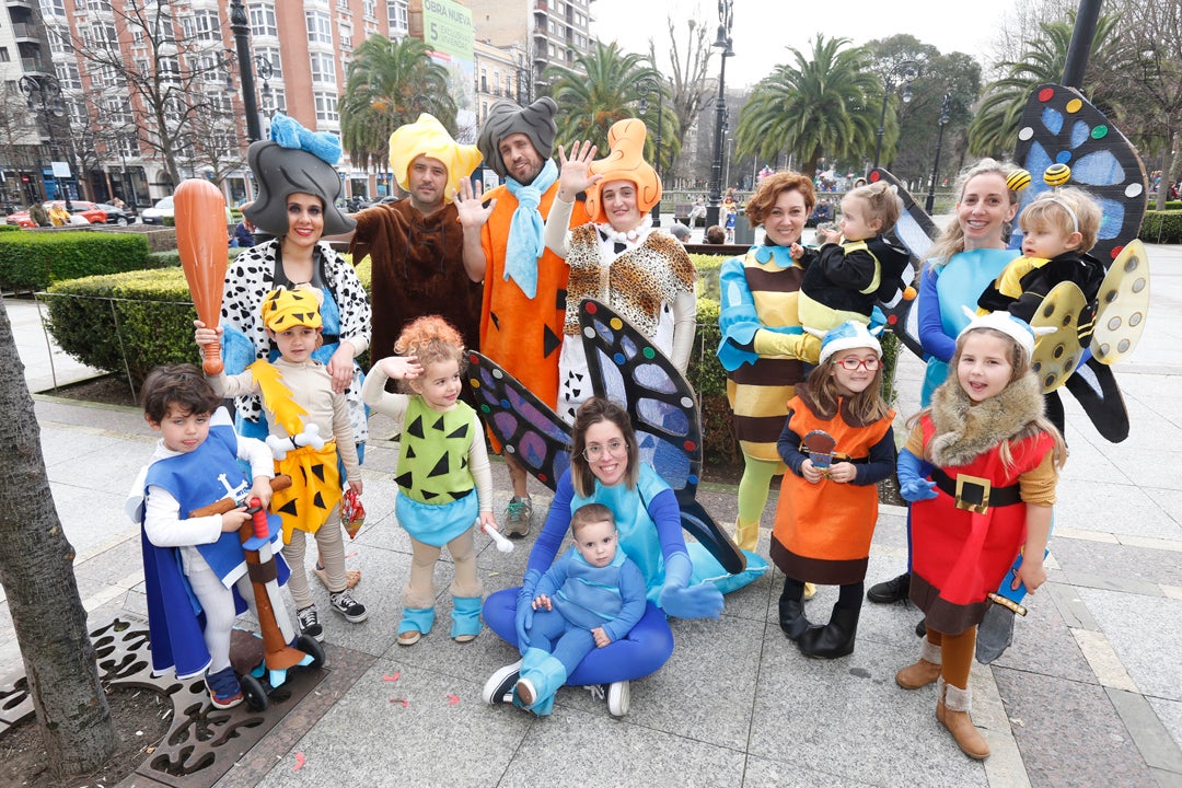 Las familias protagonistas en las calles y en el Jovellanos, donde los más pequeños fueron los reyes en el desfile infantil del carnaval gijonés.