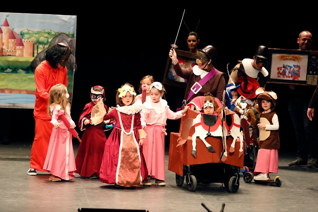 Las familias protagonistas en las calles y en el Jovellanos, donde los más pequeños fueron los reyes en el desfile infantil del carnaval gijonés.