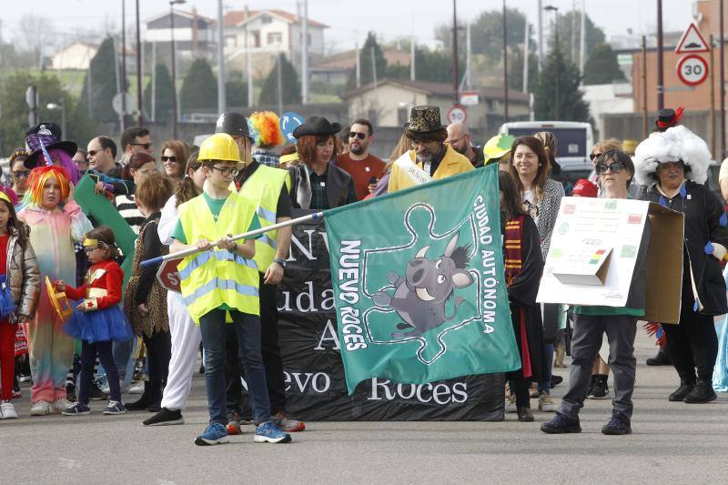 El barrio gijonés inicia el carnaval con una denuncia por la falta de servicios.