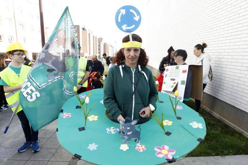 El barrio gijonés inicia el carnaval con una denuncia por la falta de servicios.