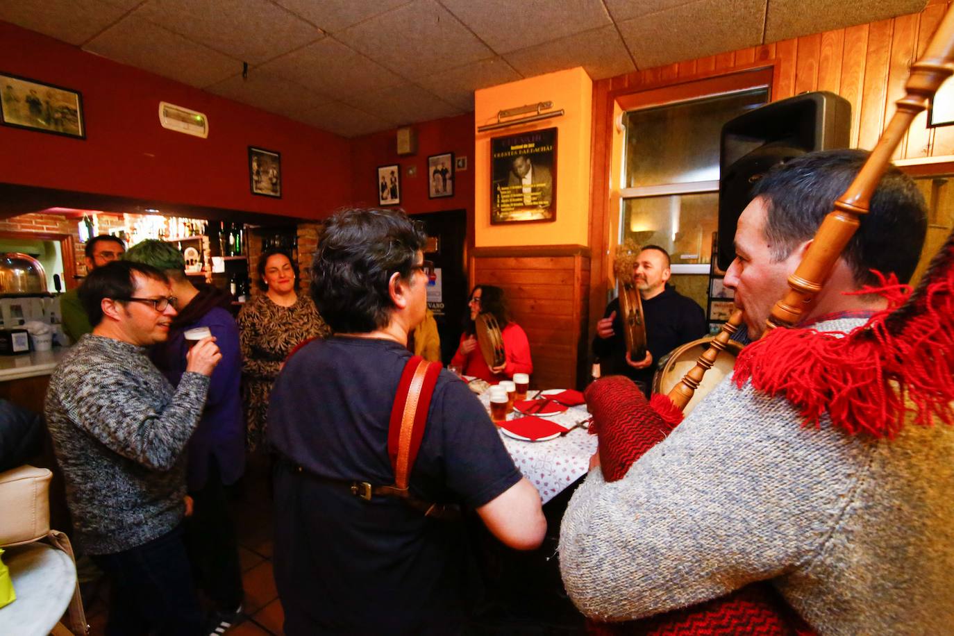 El XIV Certamen de Cancios de Chigre de Pola de Siero, patrocinado por EL COMERCIO, llenó, un año más, los locales de la capital sierense de música y buen ambiente de mano de once tertulias.