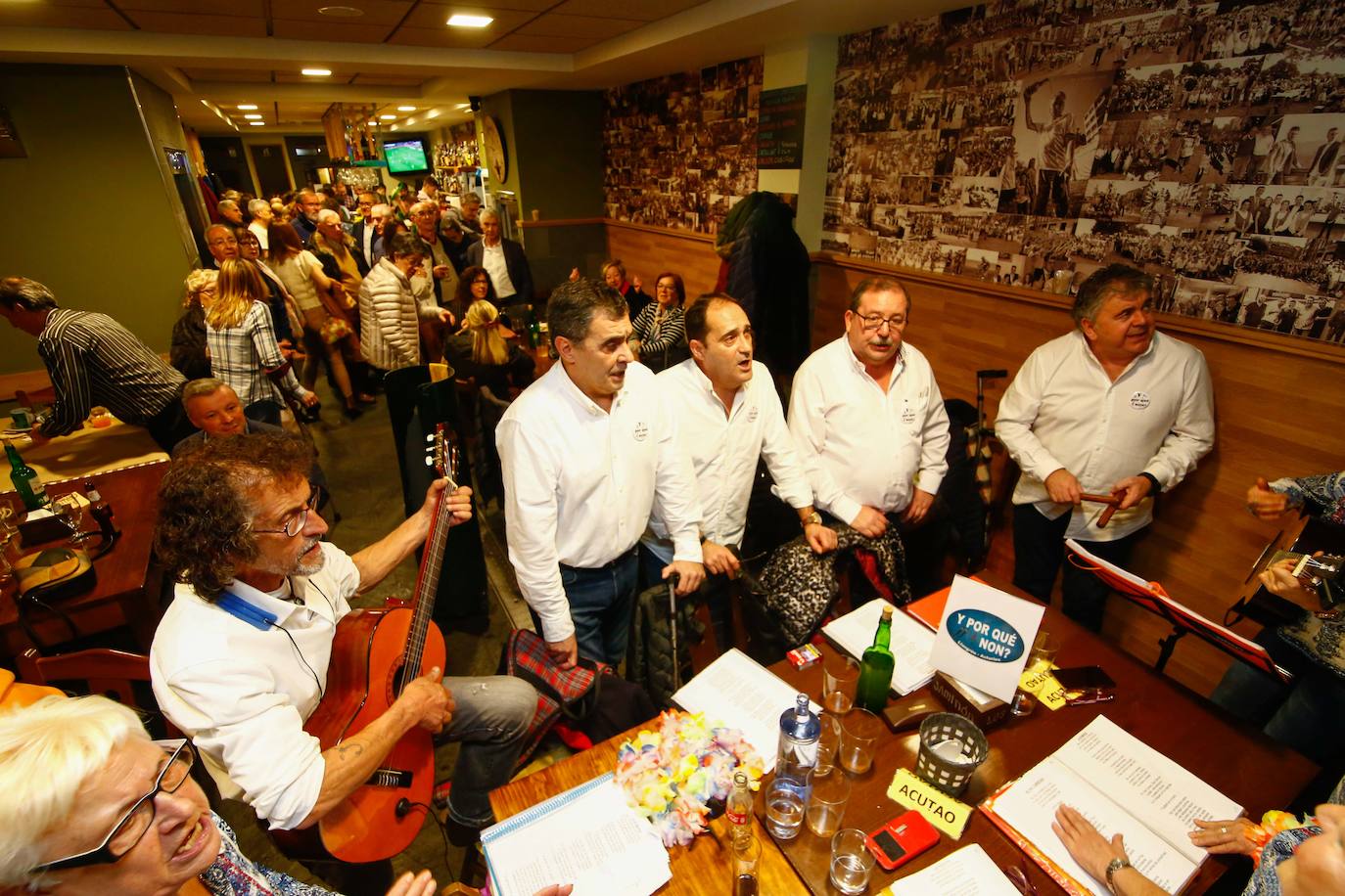 El XIV Certamen de Cancios de Chigre de Pola de Siero, patrocinado por EL COMERCIO, llenó, un año más, los locales de la capital sierense de música y buen ambiente de mano de once tertulias.