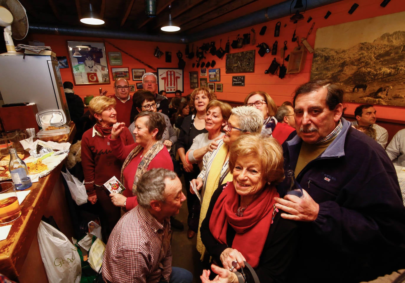 El XIV Certamen de Cancios de Chigre de Pola de Siero, patrocinado por EL COMERCIO, llenó, un año más, los locales de la capital sierense de música y buen ambiente de mano de once tertulias.