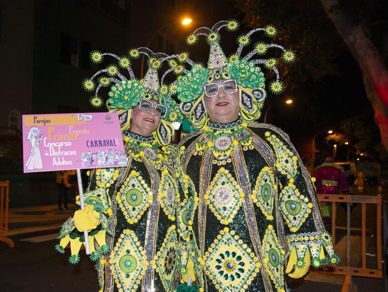 ¡Ha empezado el Carnaval! Y Tenerife, por supuesto, lo celebra por todo lo alto. La espectacular y colorida Cabalgata Anunciadora recorrió esta viernes algunas calles del centro de Santa Cruz de Tenerife, con su reina, Sara Cruz Teja, a la cabeza.