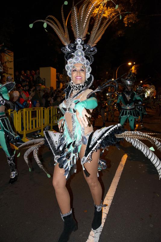 ¡Ha empezado el Carnaval! Y Tenerife, por supuesto, lo celebra por todo lo alto. La espectacular y colorida Cabalgata Anunciadora recorrió esta viernes algunas calles del centro de Santa Cruz de Tenerife, con su reina, Sara Cruz Teja, a la cabeza.