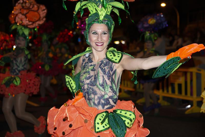 ¡Ha empezado el Carnaval! Y Tenerife, por supuesto, lo celebra por todo lo alto. La espectacular y colorida Cabalgata Anunciadora recorrió esta viernes algunas calles del centro de Santa Cruz de Tenerife, con su reina, Sara Cruz Teja, a la cabeza.