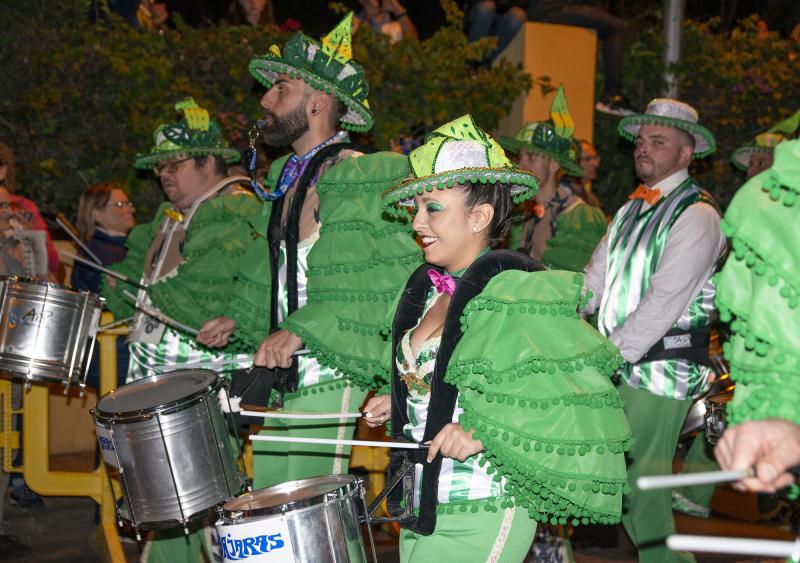 ¡Ha empezado el Carnaval! Y Tenerife, por supuesto, lo celebra por todo lo alto. La espectacular y colorida Cabalgata Anunciadora recorrió esta viernes algunas calles del centro de Santa Cruz de Tenerife, con su reina, Sara Cruz Teja, a la cabeza.