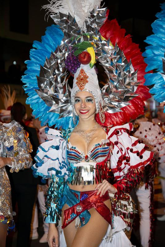 ¡Ha empezado el Carnaval! Y Tenerife, por supuesto, lo celebra por todo lo alto. La espectacular y colorida Cabalgata Anunciadora recorrió esta viernes algunas calles del centro de Santa Cruz de Tenerife, con su reina, Sara Cruz Teja, a la cabeza.