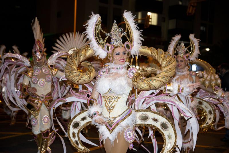 ¡Ha empezado el Carnaval! Y Tenerife, por supuesto, lo celebra por todo lo alto. La espectacular y colorida Cabalgata Anunciadora recorrió esta viernes algunas calles del centro de Santa Cruz de Tenerife, con su reina, Sara Cruz Teja, a la cabeza.