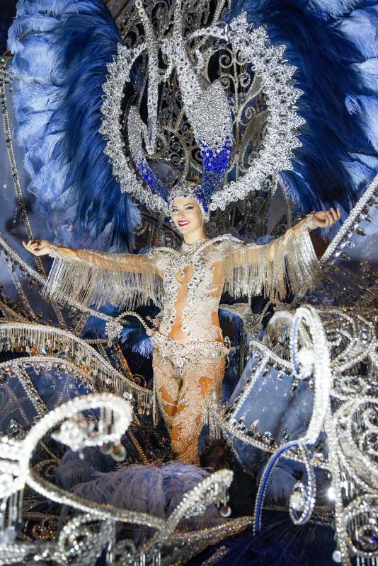 ¡Ha empezado el Carnaval! Y Tenerife, por supuesto, lo celebra por todo lo alto. La espectacular y colorida Cabalgata Anunciadora recorrió esta viernes algunas calles del centro de Santa Cruz de Tenerife, con su reina, Sara Cruz Teja, a la cabeza.