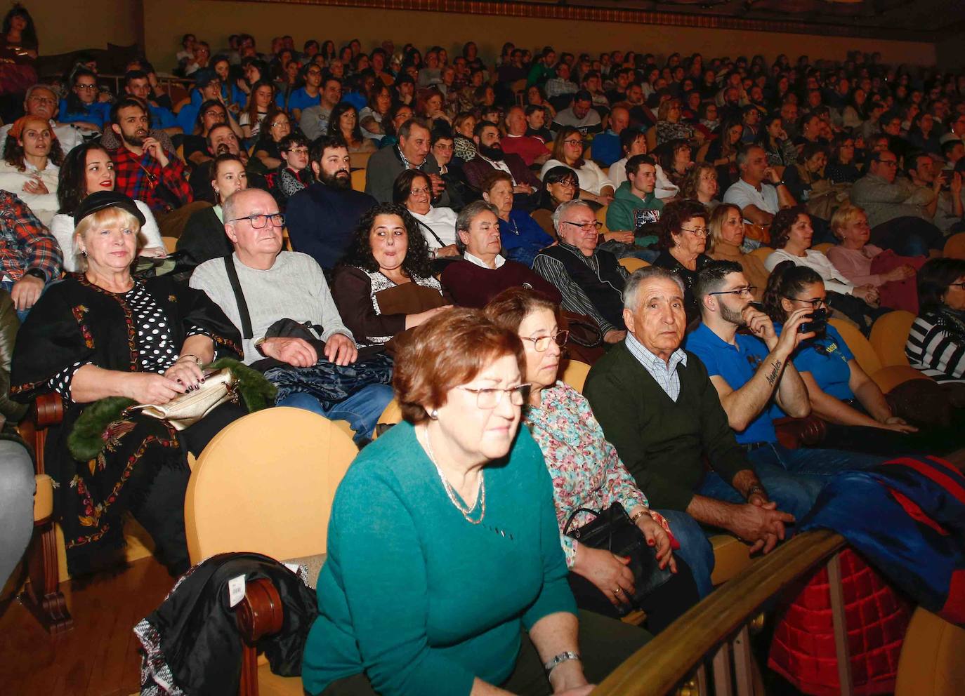 La primera jornada del concurso en el Antroxu gijonés reivindicó un «mundo más limpio» y abordó los sueños frustrados.