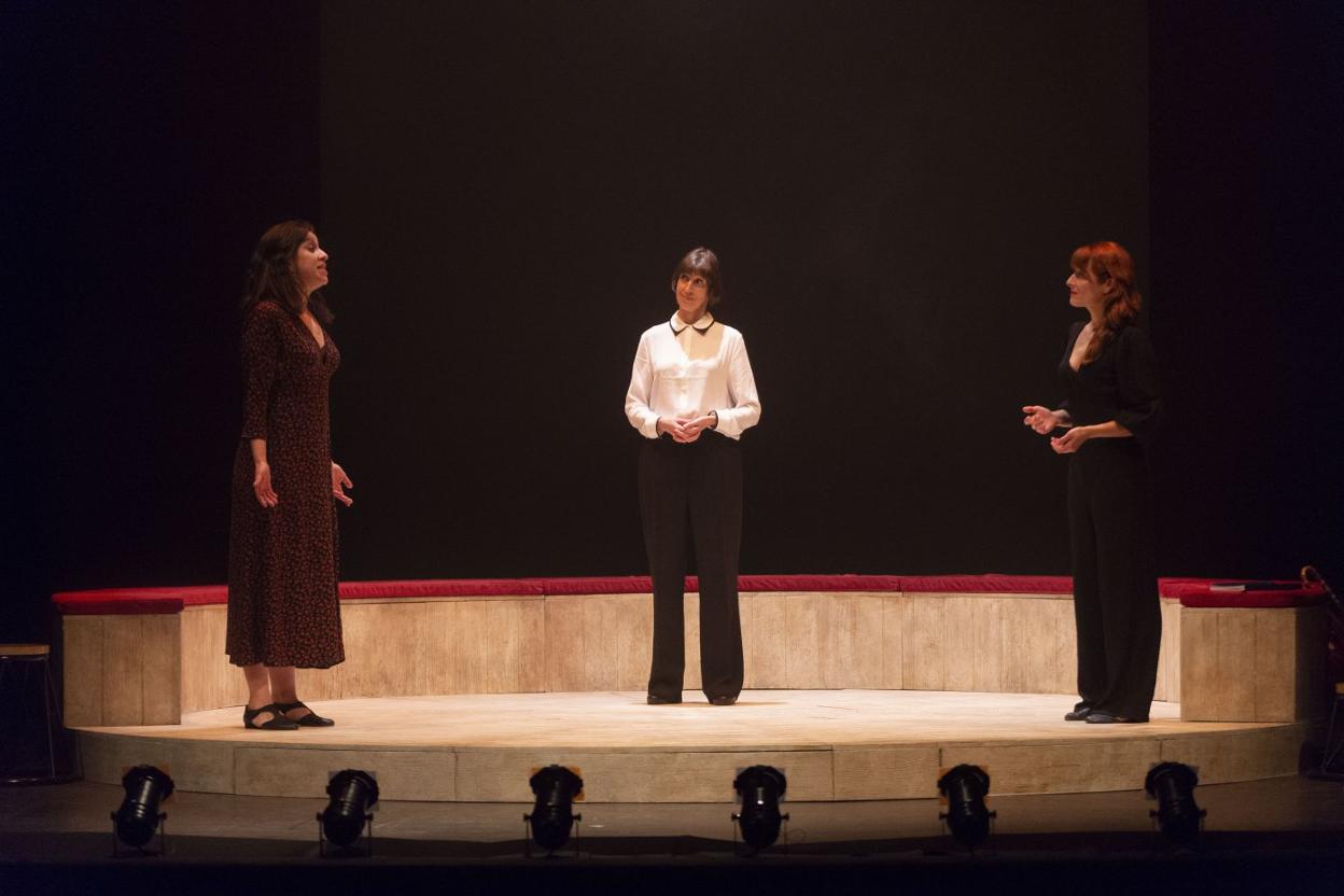 Manuela Rodríguez, Roger Pujol y Jéssica Belda, durante la representación, en el Teatro Valdés. 