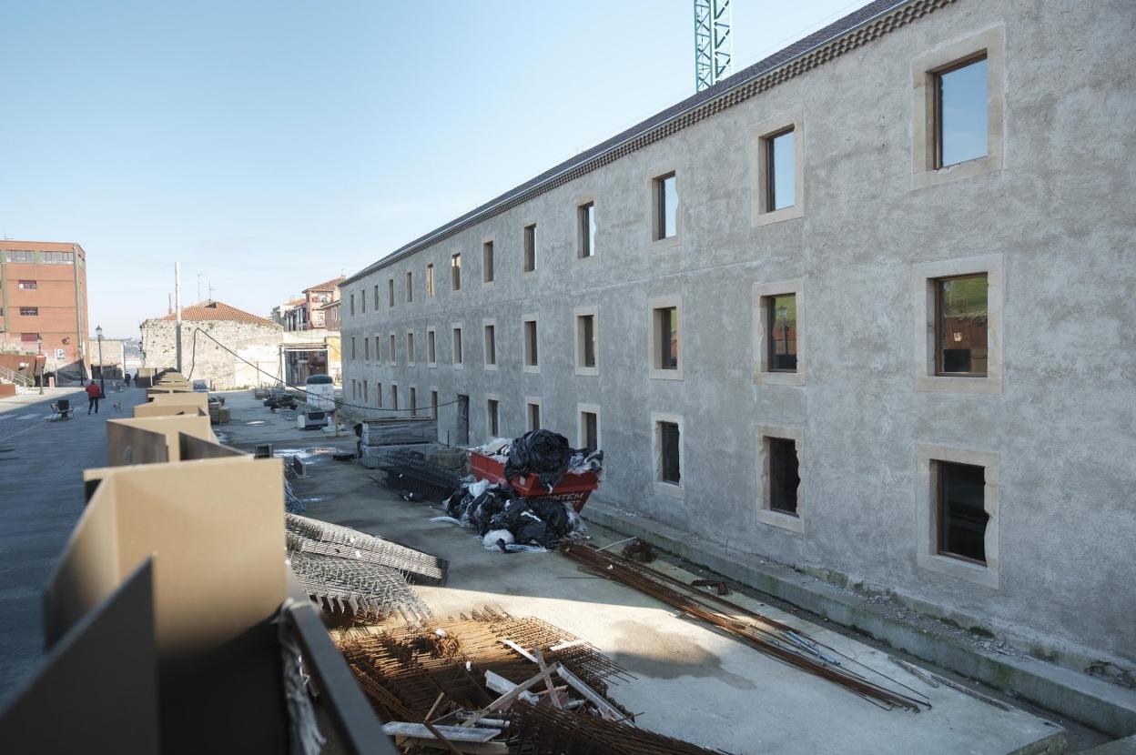 Aspecto actual de la fachada del edificio histórico de Tabacalera, cuyas obras de consolidación concluirán en mayo. 