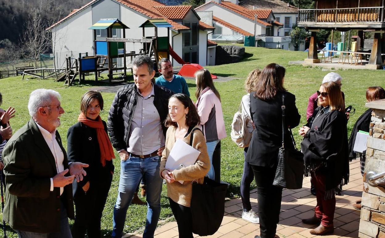 La consejera Melania Álvarez (centro), antes de la presentación del plan para combatir la soledad no deseada.