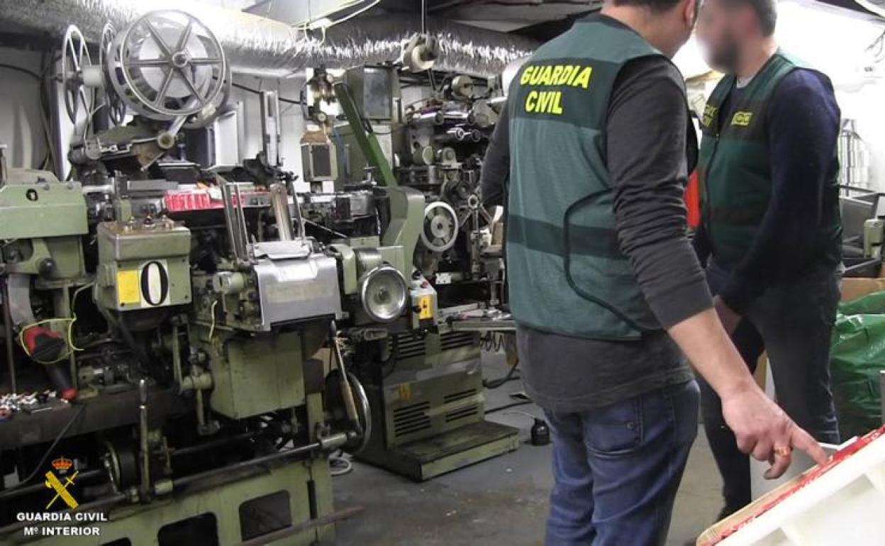 Un guardia civil asturiano destapa la primera fábrica de tabaco bajo tierra de Europa