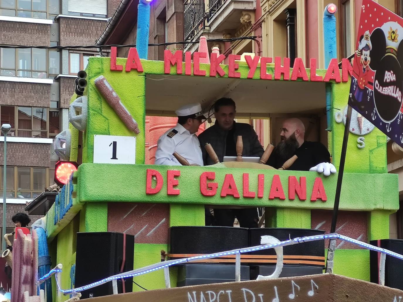 Los más originales y rimbombantes artilugios desfilan llenando las calles de espuma en la mayor fiesta del Antroxu avilesino.